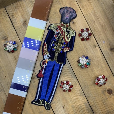 Нашивка текстильная собака в военной форме со стразами