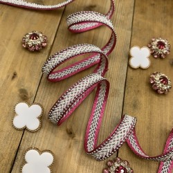 Тесьма декоративная плетёная цвета фуксии с цепочкой мониль серебристого цвета