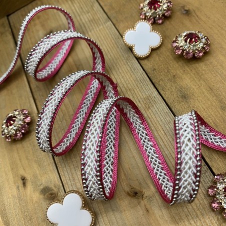 Тесьма декоративная плетёная цвета фуксии с цепочкой мониль серебристого цвета