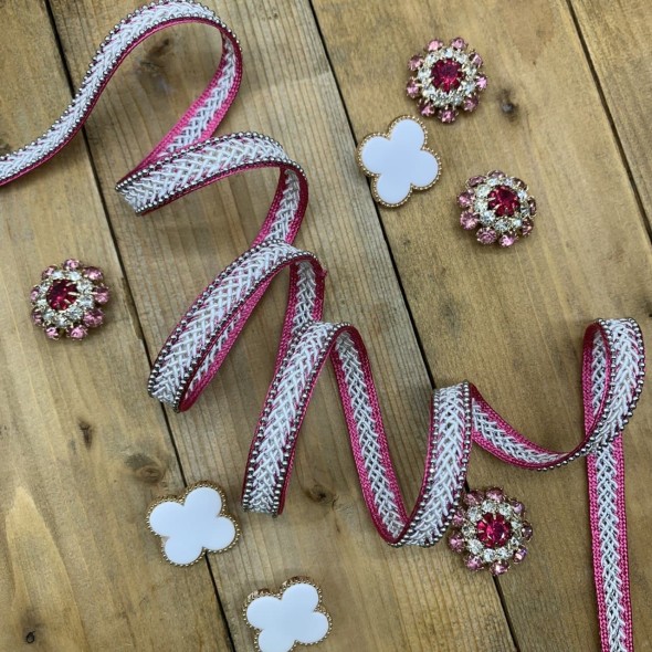 Тесьма декоративная плетёная цвета фуксии с цепочкой мониль серебристого цвета