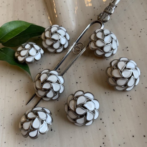 Пуговицы металлические серебристые со вставками белой эмали, 23 мм