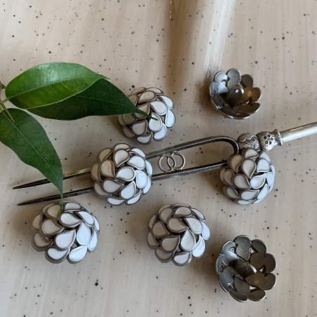 Пуговицы металлические серебристые со вставками белой эмали, 23 мм