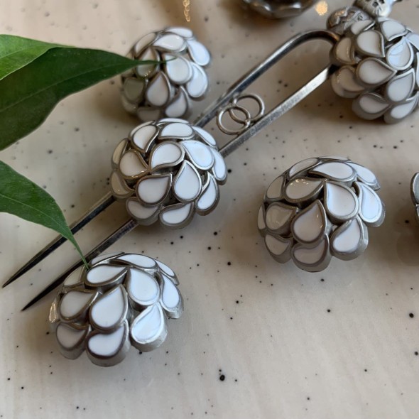 Пуговицы металлические серебристые со вставками белой эмали, 23 мм