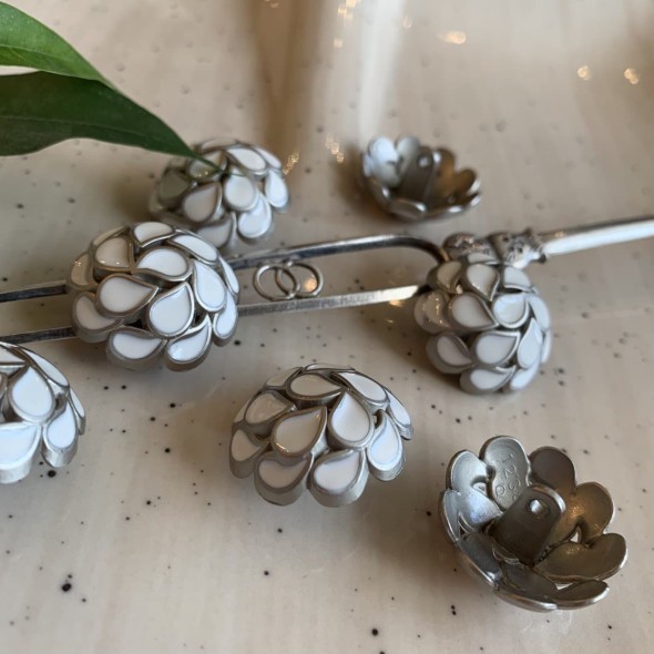 Пуговицы металлические серебристые со вставками белой эмали, 23 мм