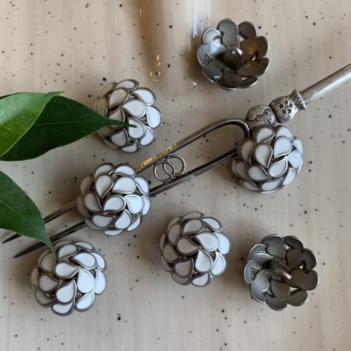 Пуговицы металлические серебристые со вставками белой эмали, 23 мм