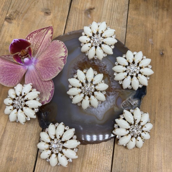 Пуговицы с молочной эмалью и стразами кристалл