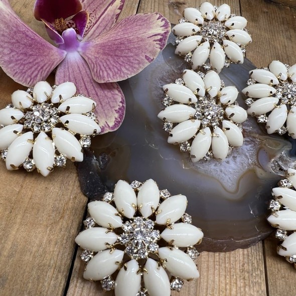 Пуговицы с молочной эмалью и стразами кристалл