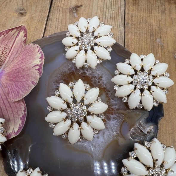 Пуговицы с молочной эмалью и стразами кристалл