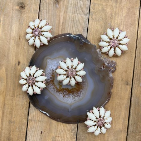 Пуговицы с молочной эмалью и розовыми стразами