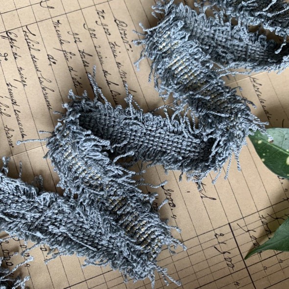 Тесьма декоративная с бахромой, серая с золотистым люрексом, 25 мм