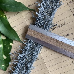 Тесьма декоративная с бахромой, серая с золотистым люрексом, 25 мм