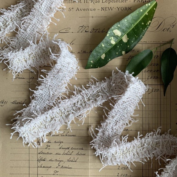 Тесьма декоративная с бахромой, бледно-розовая с золотистым люрексом, 25 мм