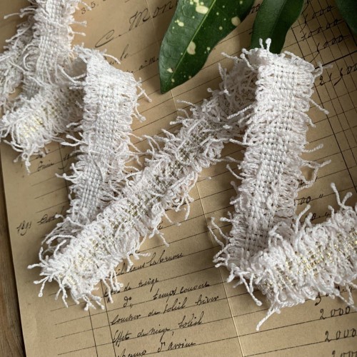 Тесьма декоративная с бахромой, бледно-розовая с золотистым люрексом, 25 мм 2