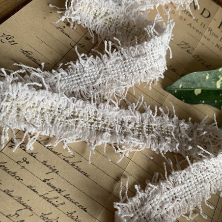 Тесьма декоративная с бахромой, бледно-розовая с золотистым люрексом, 25 мм