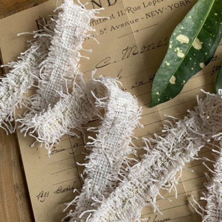 Тесьма декоративная с бахромой, бледно-розовая с золотистым люрексом, 25 мм