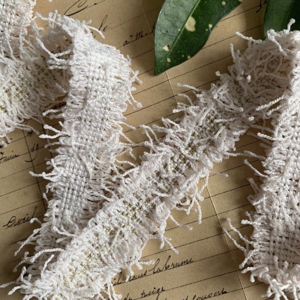 Тесьма декоративная с бахромой, бледно-розовая с золотистым люрексом, 25 мм