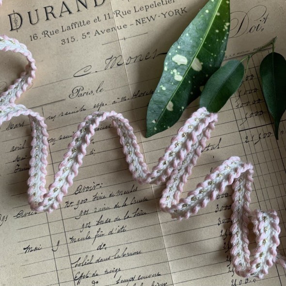 Тесьма декоративная плетёная, молочная, с бледно-розовыми нитями и золотистым люрексом, 1 см