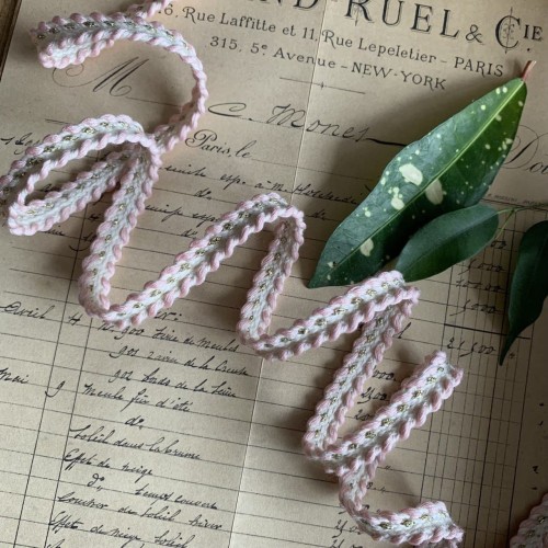 Тесьма декоративная плетёная, молочная, с бледно-розовыми нитями и золотистым люрексом, 1 см 2