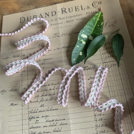 Тесьма декоративная плетёная, молочная, с бледно-розовыми нитями и золотистым люрексом, 1 см