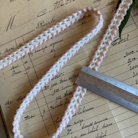 Тесьма декоративная плетёная, молочная, с бледно-розовыми нитями и золотистым люрексом, 1 см