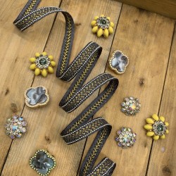 Тесьма декоративная плетёная серо-коричневого цвета с цепочкой мониль серебристого цвета