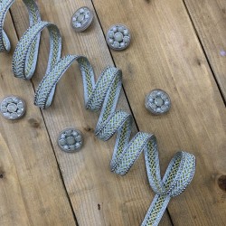 Тесьма декоративная плетёная светлая мятная с цепочкой мониль серебристого цвета