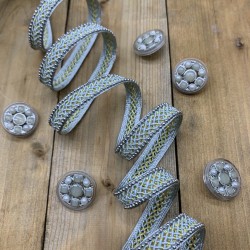 Тесьма декоративная плетёная светлая мятная с цепочкой мониль серебристого цвета
