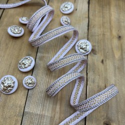 Тесьма декоративная плетёная светлая розовая с цепочкой мониль серебристого цвета