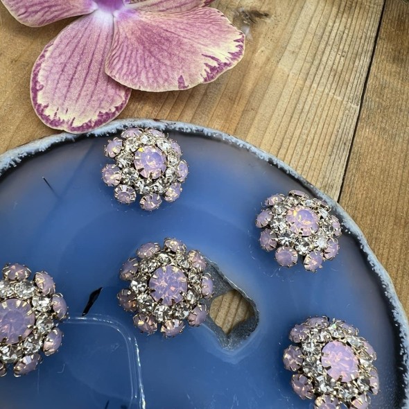 Пуговицы с матовыми светло-розовыми стразами в оправе из серебристого металла, 22 мм