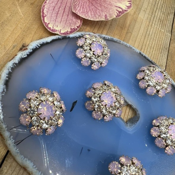 Пуговицы с матовыми светло-розовыми стразами в оправе из серебристого металла, 22 мм