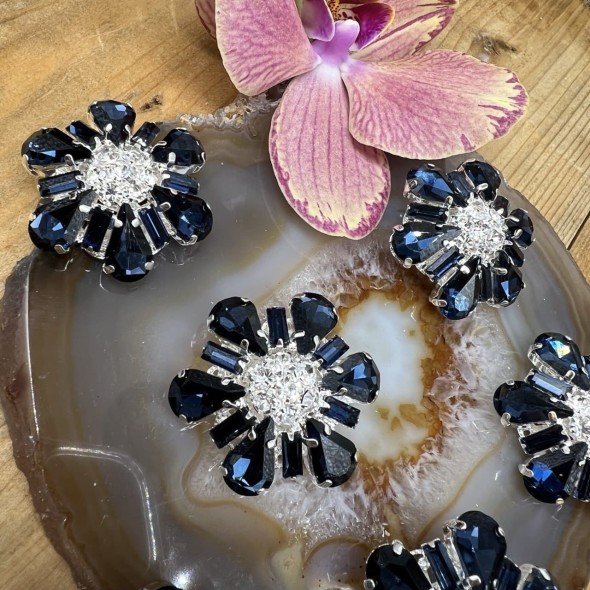 Пуговицы из серебристого металла с синими стразами