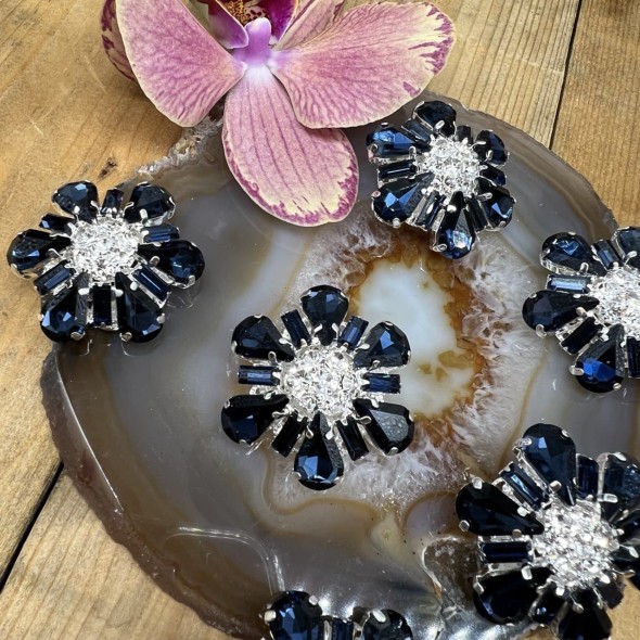 Пуговицы из серебристого металла с синими стразами