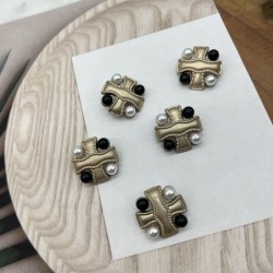 Пуговицы крестообразные с белыми и чёрными жемчужинами 25 мм