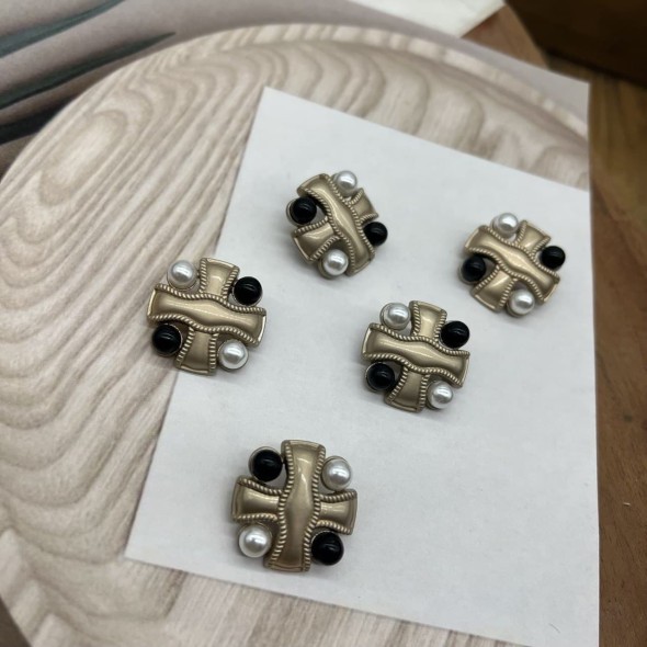 Пуговицы крестообразные с белыми и чёрными жемчужинами 25 мм