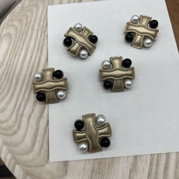 Пуговицы крестообразные с белыми и чёрными жемчужинами 25 мм