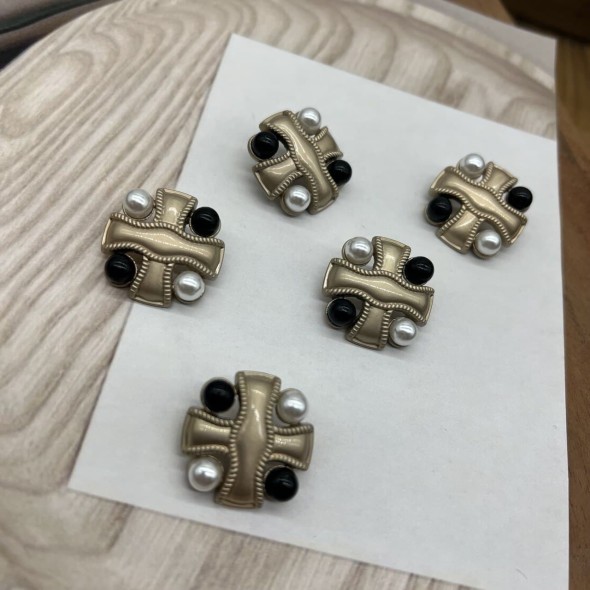 Пуговицы крестообразные с белыми и чёрными жемчужинами 25 мм