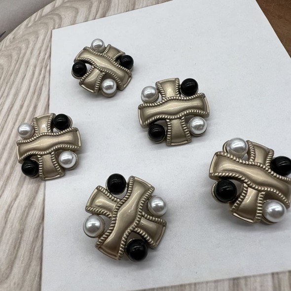 Пуговицы крестообразные с белыми и чёрными жемчужинами 25 мм