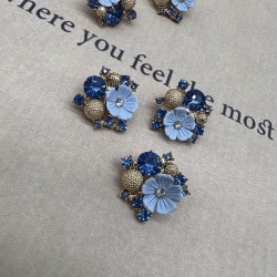 Пуговицы на ножке золотой метал, цветок и россыпь страз голубого цвета, 20 мм
