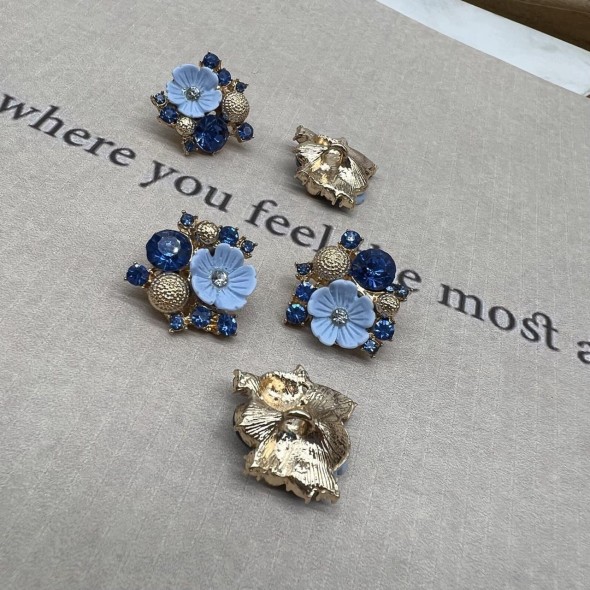 Пуговицы на ножке золотой метал, цветок и россыпь страз голубого цвета, 20 мм