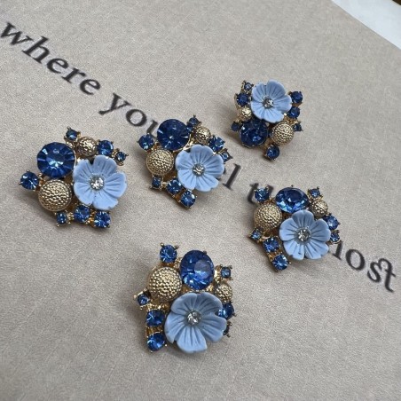 Пуговицы на ножке золотой метал, цветок и россыпь страз голубого цвета, 20 мм