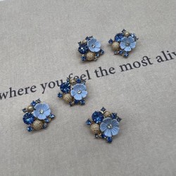 Пуговицы на ножке золотой метал, цветок и россыпь страз голубого цвета, 20 мм