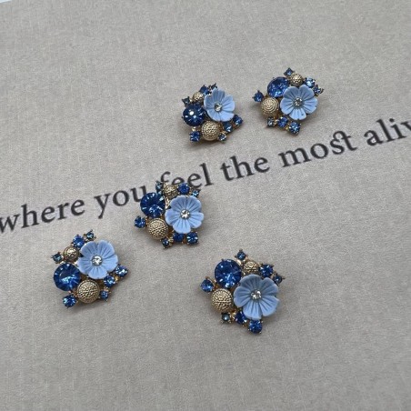 Пуговицы на ножке золотой метал, цветок и россыпь страз голубого цвета, 20 мм