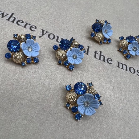 Пуговицы на ножке золотой метал, цветок и россыпь страз голубого цвета, 20 мм
