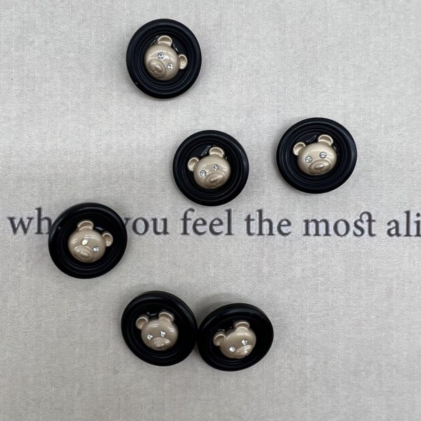 Пуговицы пластик на ножке чёрные с золотистыми мишками, 25 мм
