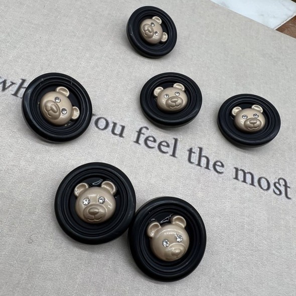 Пуговицы пластик на ножке чёрные с золотистыми мишками, 25 мм