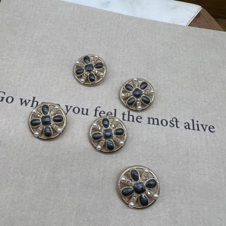 Пуговицы цвета золотистого металла с серой эмалью, стразами и жемчужинами