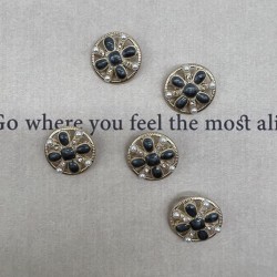 Пуговицы цвета золотистого металла с серой эмалью, стразами и жемчужинами