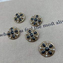 Пуговицы цвета золотистого металла с серой эмалью, стразами и жемчужинами