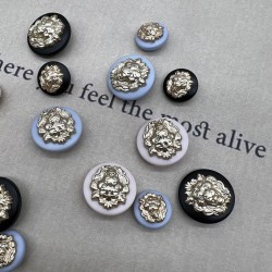 Пуговицы пластик нежно-голубые с золотистыми львами, 23 мм