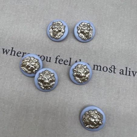 Пуговицы пластик нежно-голубые с золотистыми львами, 23 мм